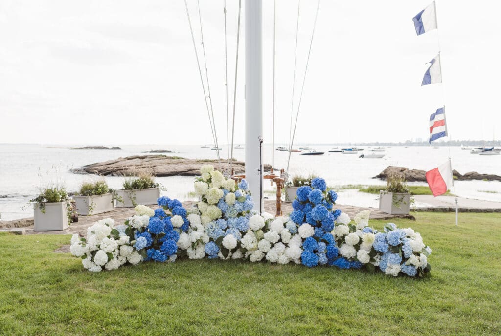 blue-and-white-wedding-flowers-at-ceremony