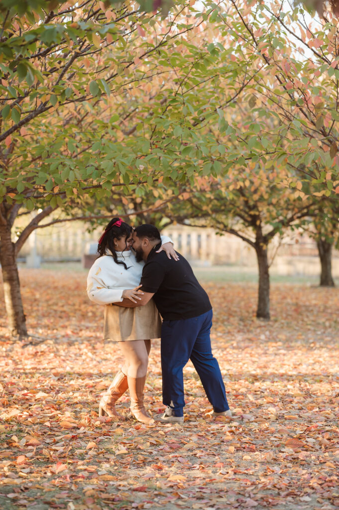 liberty-state-park-fall-season-engagement-photos-by-suess-moments