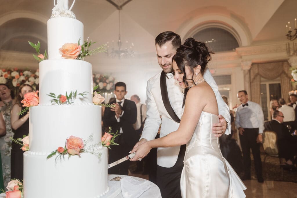 cake-cut-pleasantdale-chateau-nj-wedding-photos-by-photographer-suess-moments