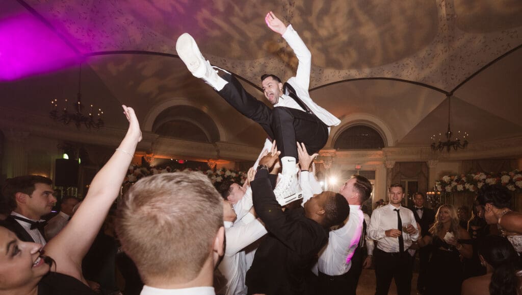wild-dance-party-pleasantdale-chateau-nj-wedding-photos-by-photographer-suess-moments