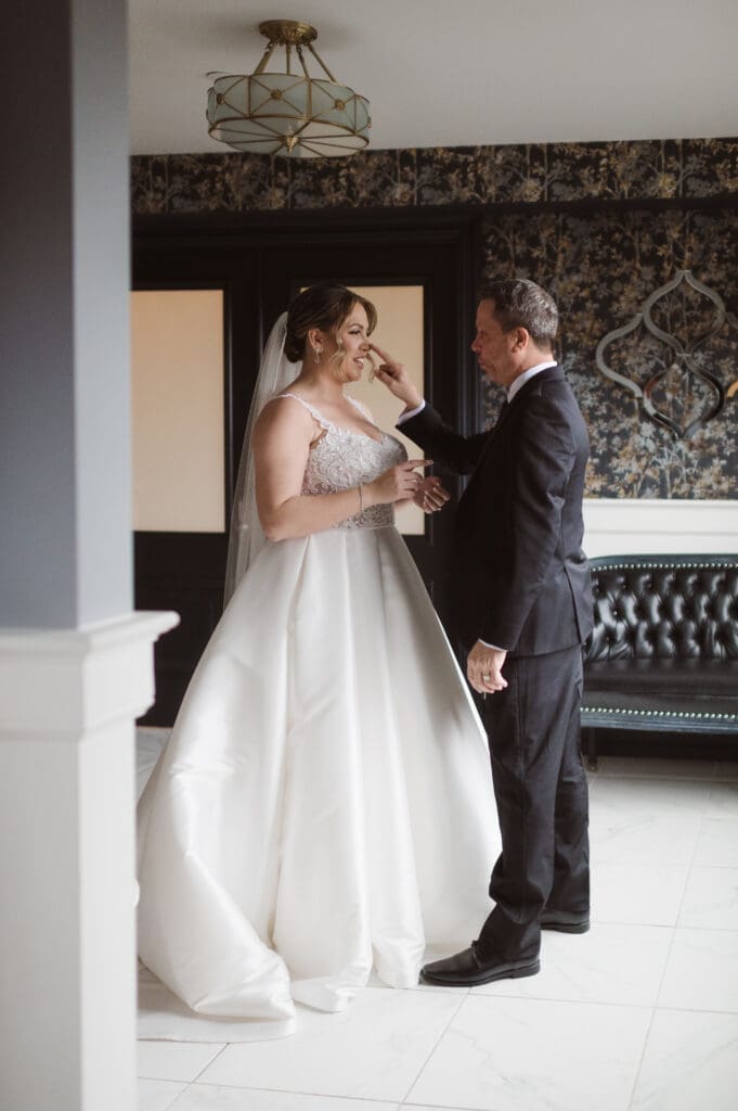 first-look-with-dad-on-wedding-day