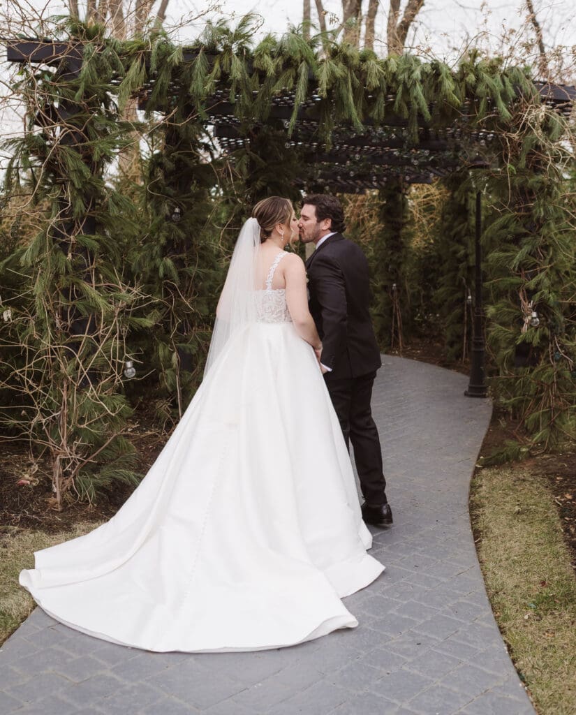 winter-wedding-photos-at-the-park-loft-nj-by-suess-moments-photography