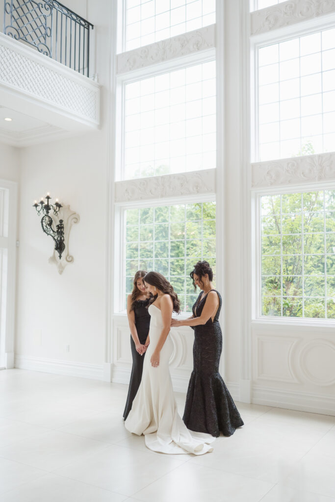 bride getting ready photos at the estate at florentine gardens NJ by suess moments