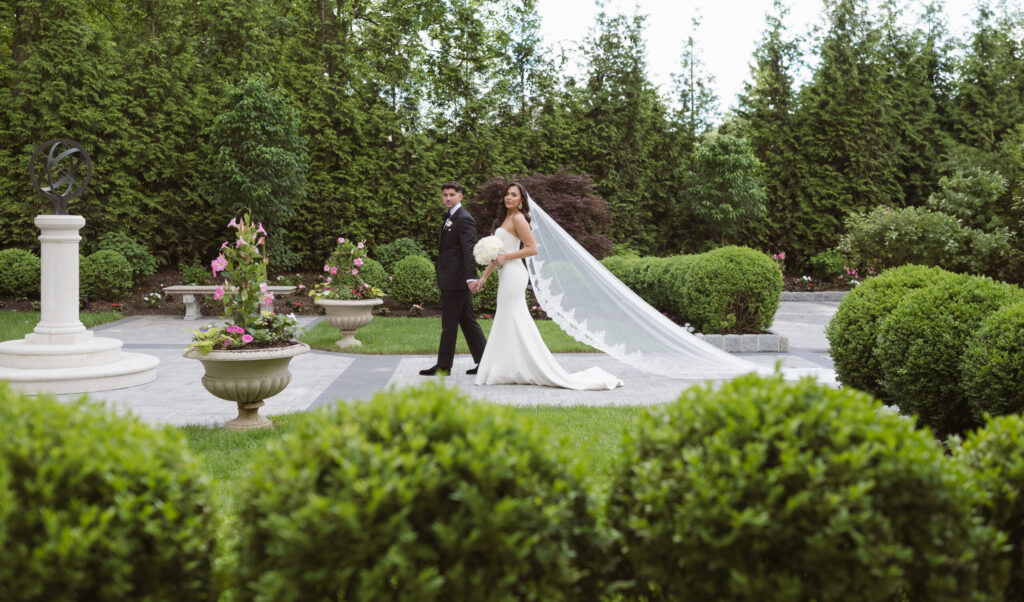 outdoor wedding photos at the estate at florentine gardens nj by suess moments photography