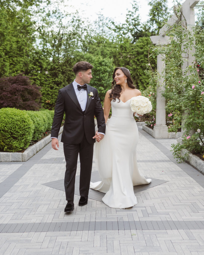 outdoor wedding photos at the estate at florentine gardens nj by suess moments photography