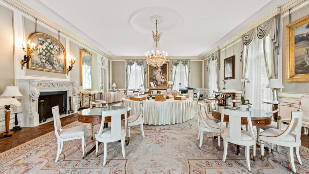 the cocktail hour room at jasna polana new jersey wedding venue