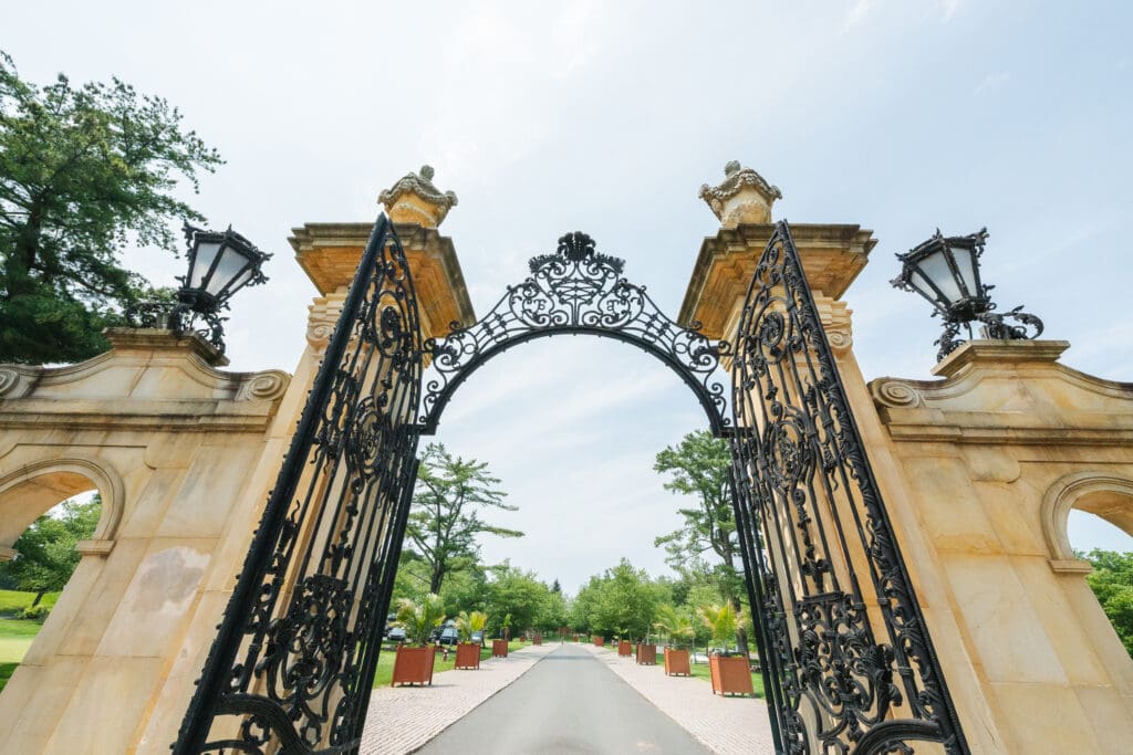 the grand entrance ornate gates at Jasna Polana wedding venue
