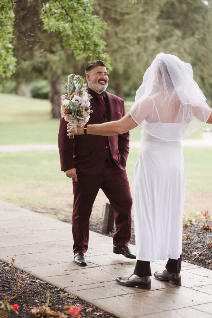 funny first look bestman and groom