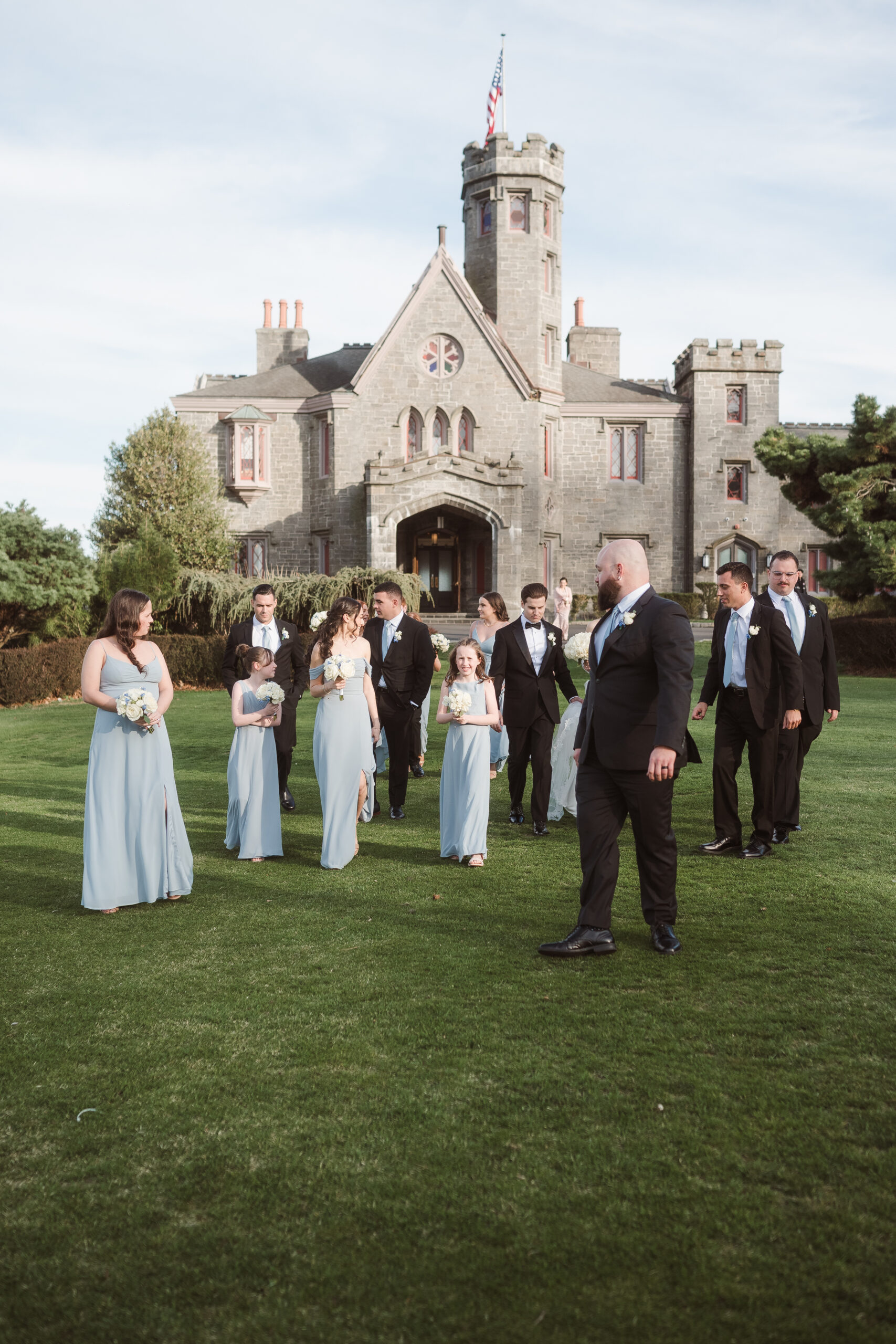 wedding party candid group photos at whitby castle new york - classic photos