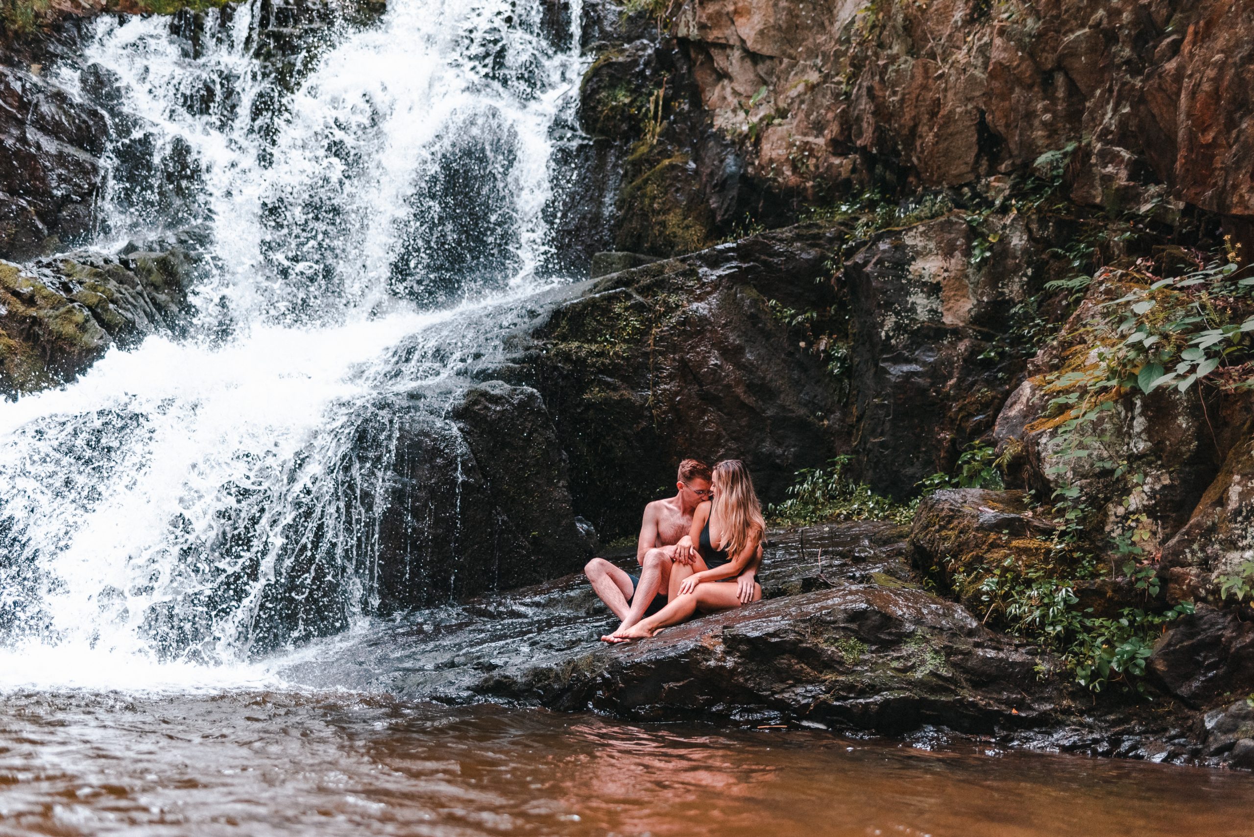 adventure-couple-new-york-waterfall-suessmoments
