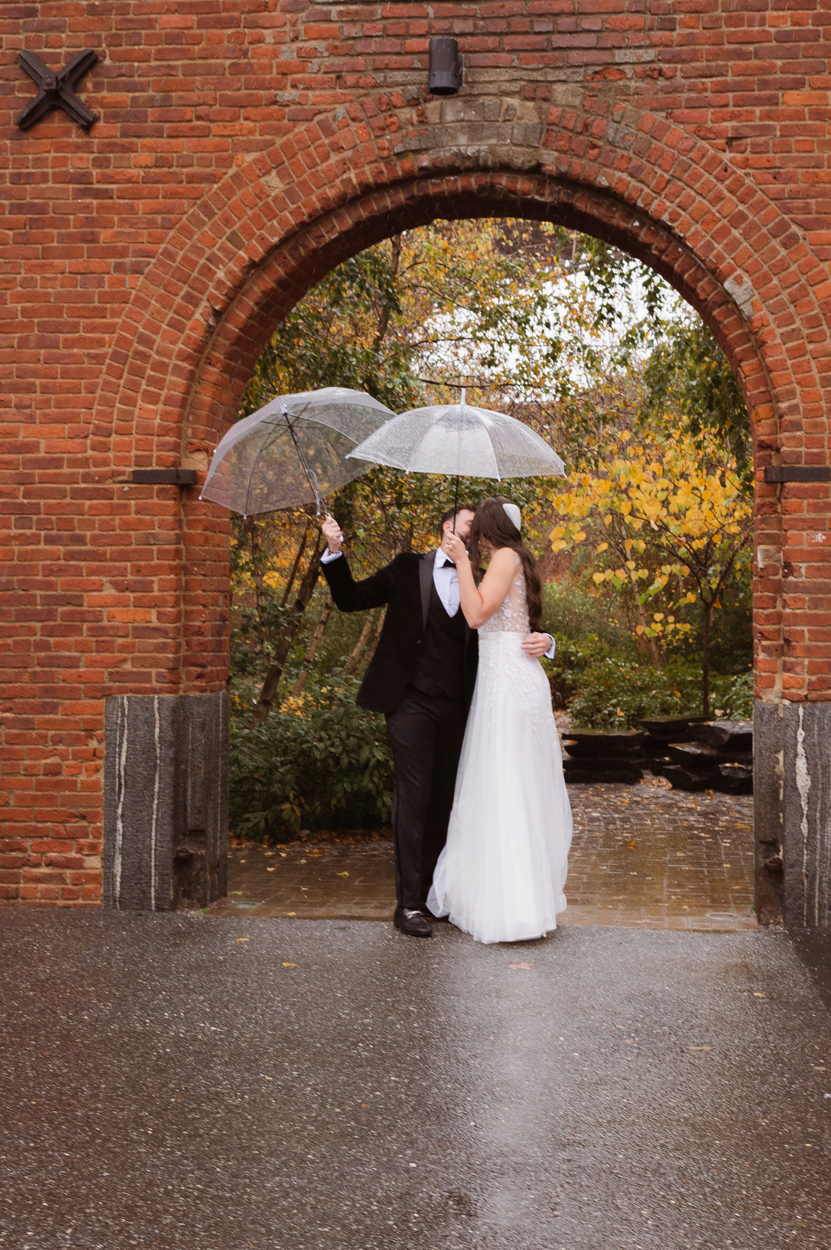 first-look-dumbo-brooklyn-new-york-city-wedding-in-the-rain