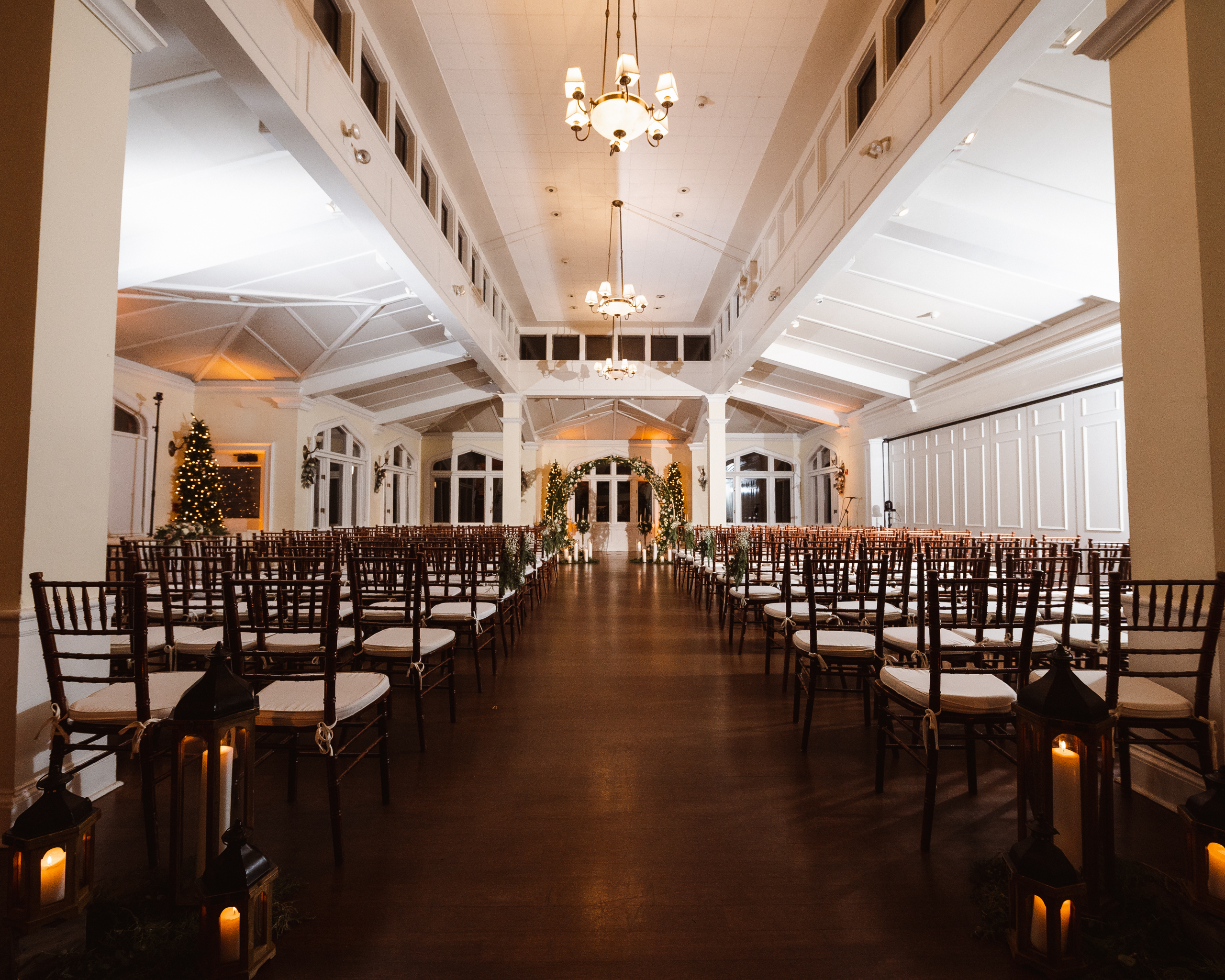 indoor-wedding-ceremony-at-the-whitby-castle-rye-new-york-by-suess-moments