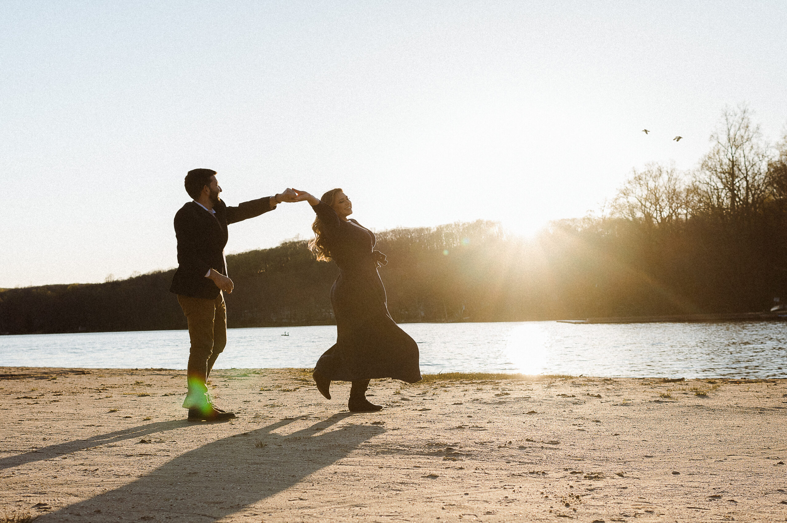 sunrise-lake-engagement-photos-at-sunset-by-suess-moments-photography